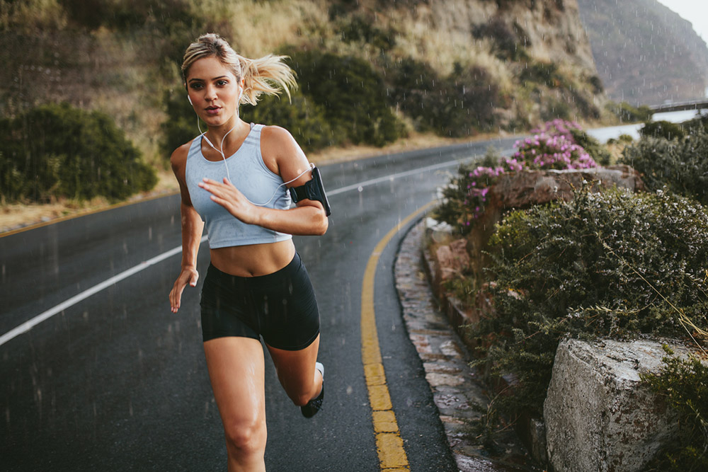 Woman-running-in-the-rain-Running-for-beginners-What-do-runners-eat