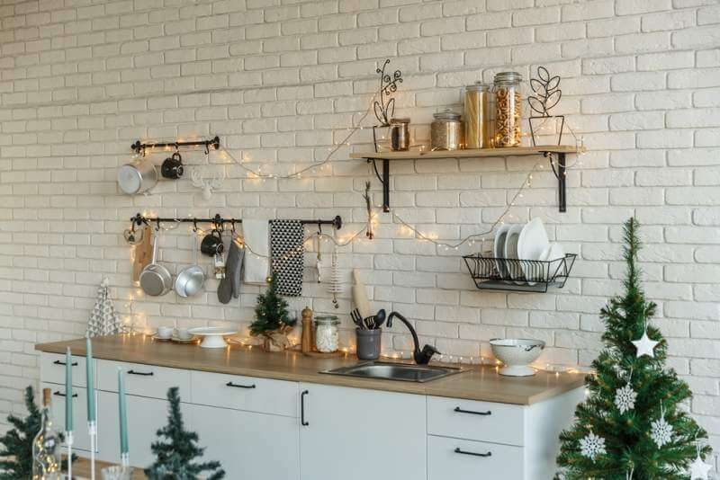 interior-light-kitchen-with-christmas-decor