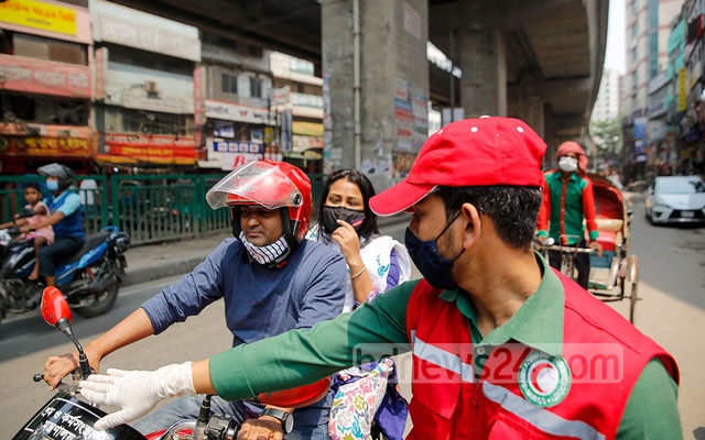 Bangladesh Red Crescent Society conducts a drive to raise awareness about mask-wearing at the capital's Moghbazar intersection on Tuesday, Apr 6, 2021, the second day of a week-long nationwide designed to curb the rampant spread of coronavirus infections and deaths. Photo: Mahmud Zaman Ovi