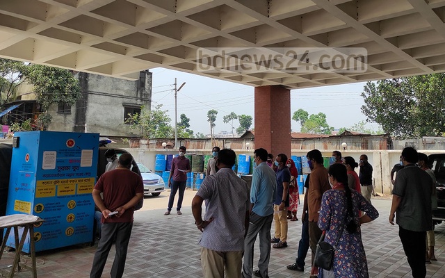 People gather at a sample collection booth run by the DGHS and BRAC at Asaduzzaman Khan Kamal Community Centre in Dhaka's Modhubagh on Tuesday, Apr 6, 2021. Photo: Mahmud Zaman Ovi