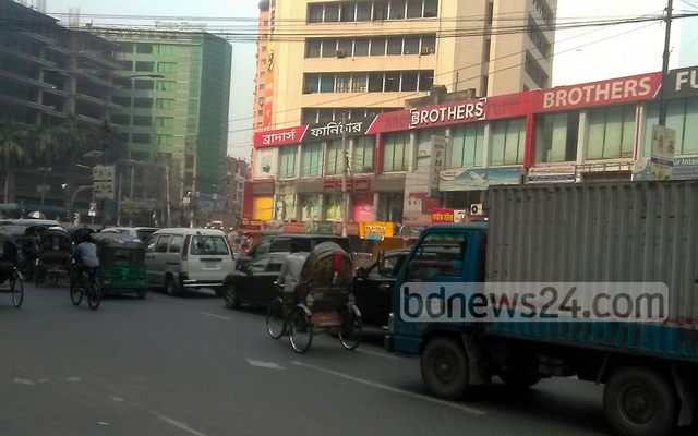 The streets of Dhaka's Kakrail are busy on the second day of a week-long nationwide lockdown to curb the spread of coronavirus infections and deaths in the country, Apr 6, 2021. Photo: Sumon Mahmud